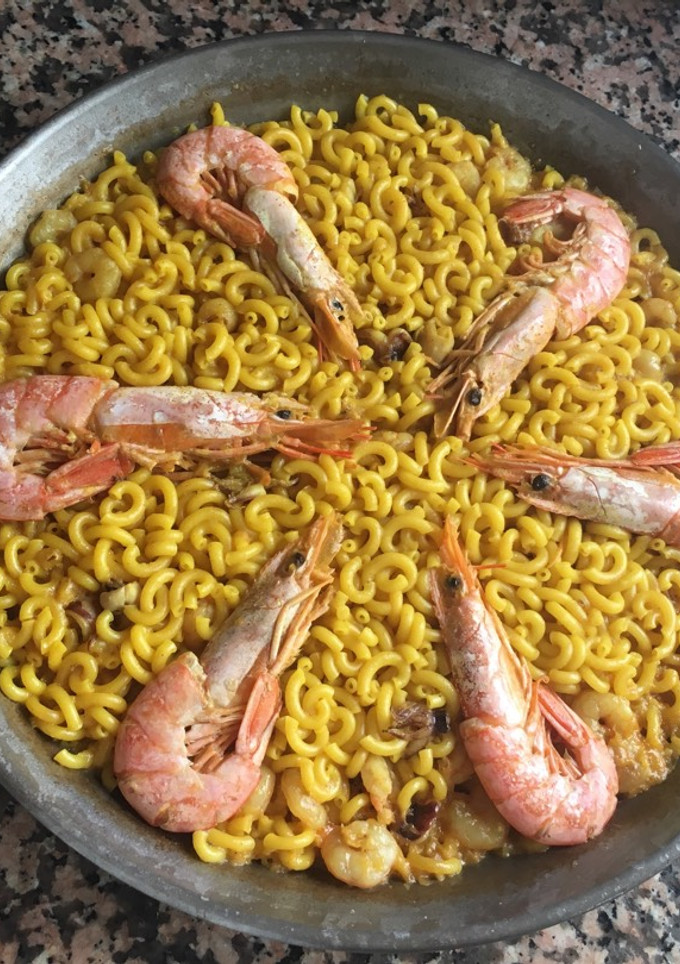 Una foto de Fideuá