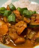 Estofado de pollo al curry con verduras, patatas y manzana