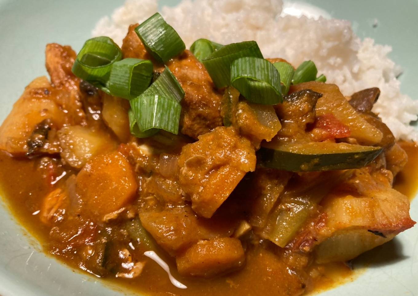 Estofado de pollo al curry con verduras, patatas y manzana