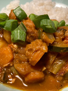 Una foto de Estofado de pollo al curry con verduras, patatas y manzana