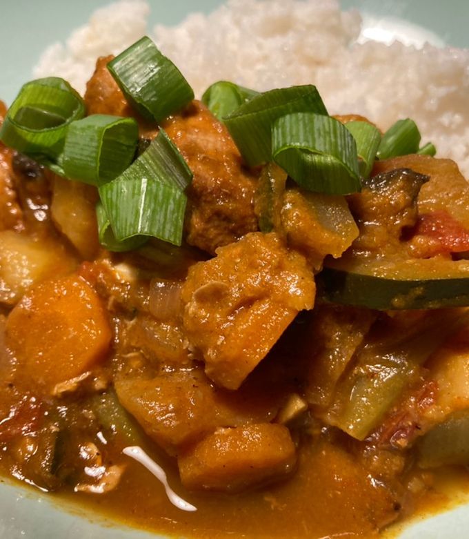 Una foto de Estofado de pollo al curry con verduras, patatas y manzana