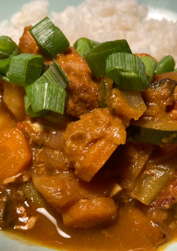 Una foto de Estofado de pollo al curry con verduras, patatas y manzana