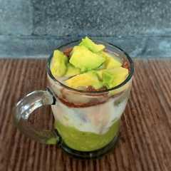 A picture of Es alpukat kocok milo.