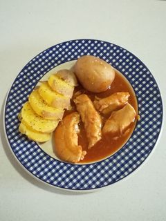 Una foto de Solomillo de pollo en salsa con papas "arrugas" (Olla Gm g)