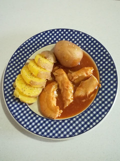 Una foto de Solomillo de pollo en salsa con papas "arrugas" (Olla Gm g)