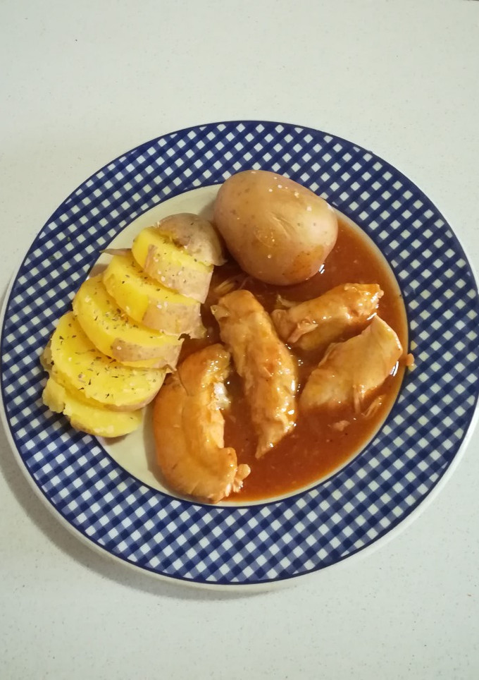 Una foto de Solomillo de pollo en salsa con papas "arrugas" (Olla Gm g)