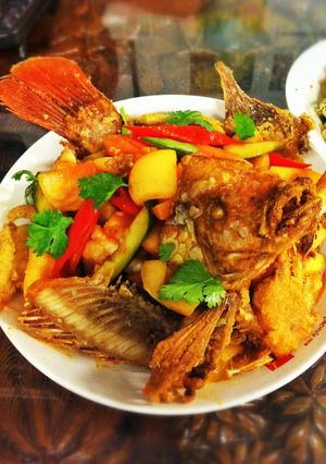 รูปของ ปลาทับทิมทอดราดซอสเปรี้ยวหวาน(แบบทานได้เกือบทั้งตัว)