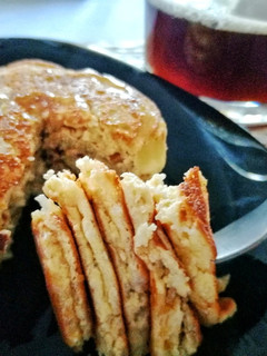 Una foto de Tortitas (hot cakes) de ricota y coco🥞🥥🧀