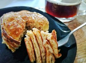 Una foto de Tortitas (hot cakes) de ricota y coco🥞🥥🧀