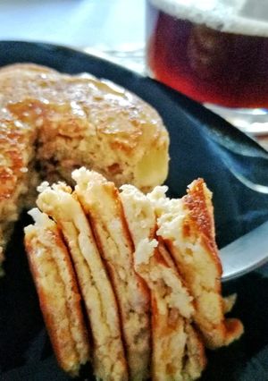 Una foto de Tortitas (hot cakes) de ricota y coco🥞🥥🧀