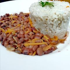 A picture of Cowpeas with fried rice.