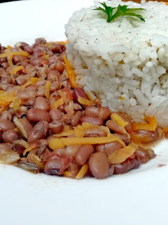 A picture of Cowpeas with fried rice.