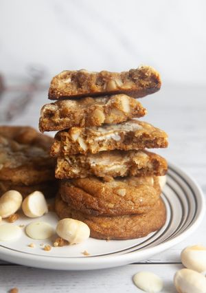 Hình của món White Chocolate Macadamia Nut Cookies.