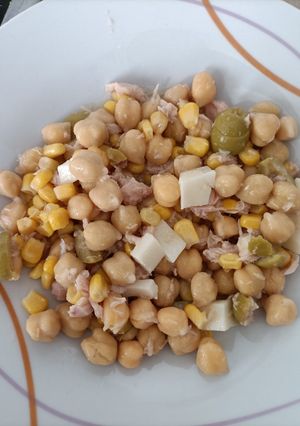 Una foto de Ensalada de garbanzos
