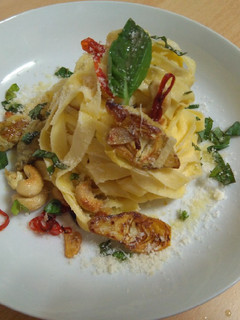 Una foto de Pasta con alcachofas y anacardos