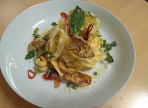 Una foto de Pasta con alcachofas y anacardos