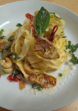 Una foto de Pasta con alcachofas y anacardos