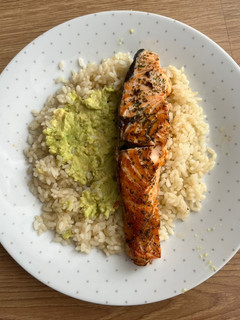 Una foto de Arroz con aguacate y salmón 🥑