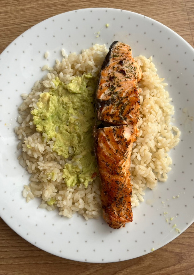 Una foto de Arroz con aguacate y salmón 🥑
