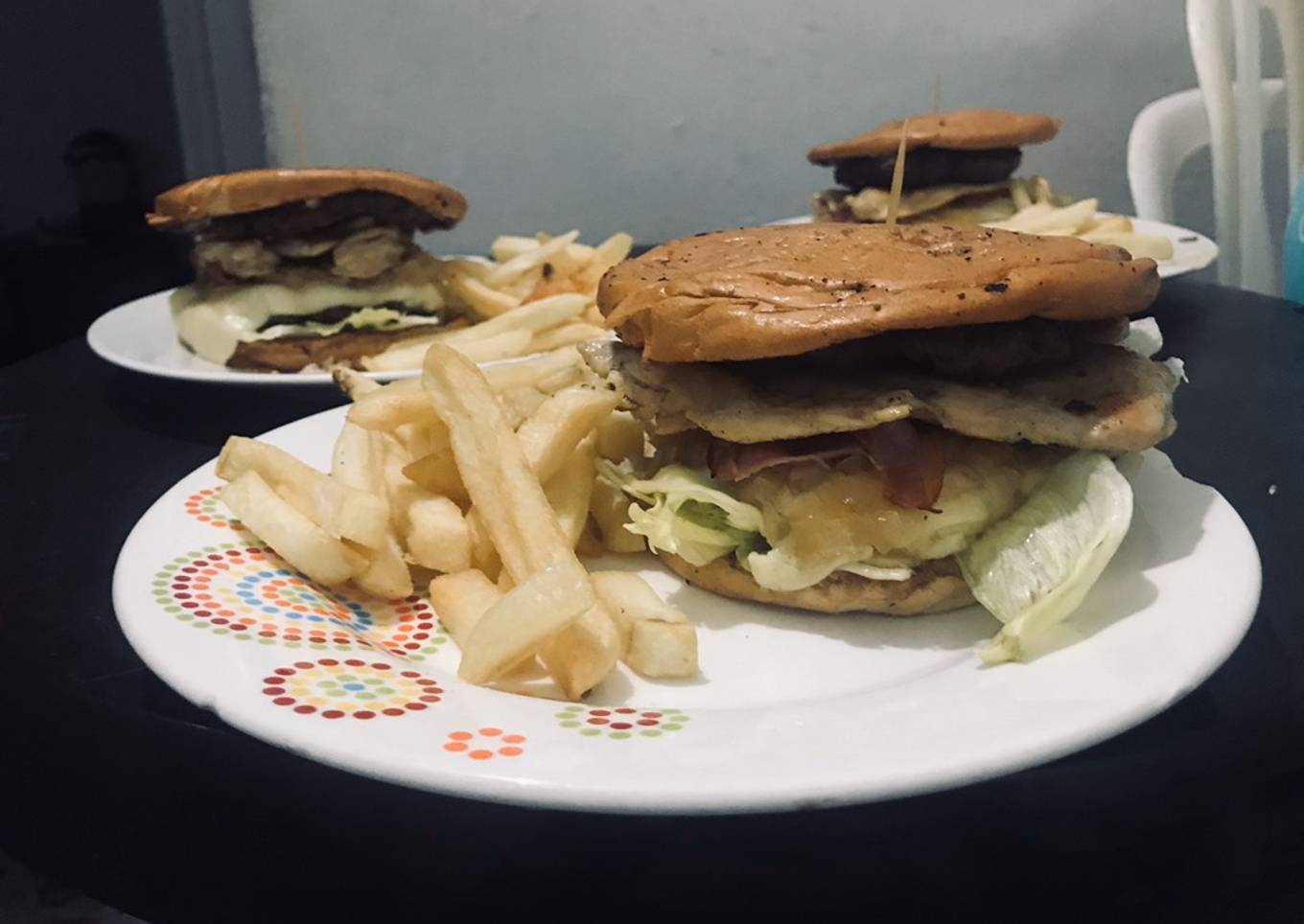Hamburguesa de Pollo y Res con cebolla caramelizada