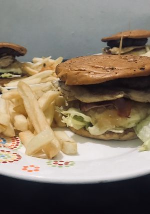 Una foto de Hamburguesa de Pollo y Res con cebolla caramelizada