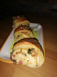 Medvehagymás - túrós-baconos háromszög recept fotója
