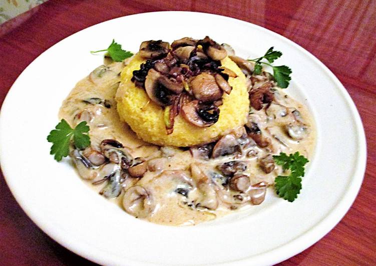 Champiñones en salsa de nata con masa de maíz Rumania
