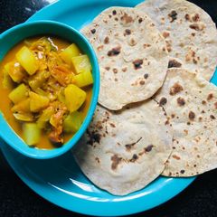 A picture of Raw papaya sabji with rotis.