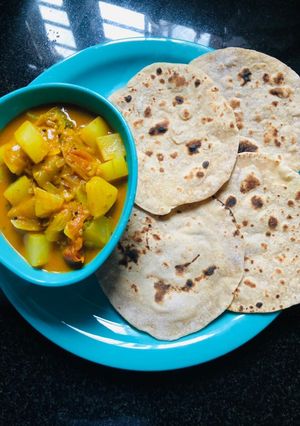 A picture of Raw papaya sabji with rotis.