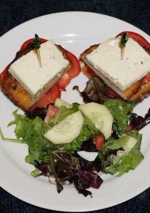 Una foto de ESCALOPAS O MILANESA DE POLLO CON QUESO DE CABRA. JON STYLE