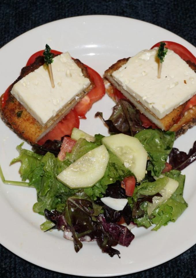 Una foto de ESCALOPAS O MILANESA DE POLLO CON QUESO DE CABRA. JON STYLE