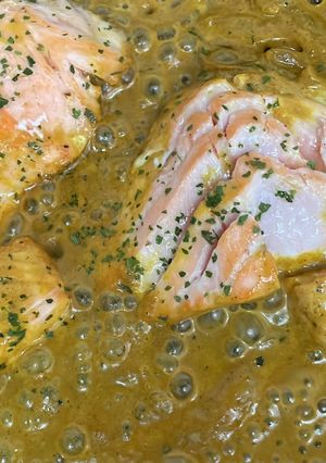 Una foto de Salmón con salsa de curry