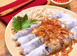 Hình của món Bánh Cuốn Tráng Chảo Nhân Thịt Băm Nấm Mèo.