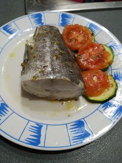Una foto de Colas de merluza en papillote de calabacín y tomate con orégano