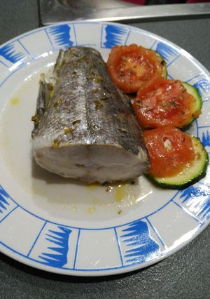 Una foto de Colas de merluza en papillote de calabacín y tomate con orégano