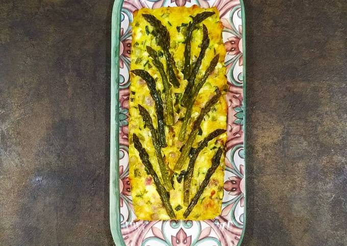 Terrina di asparagi zucchine curcuma e pane croccante