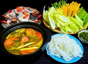Hình của món Lẩu đầu cá bớp chua cay.