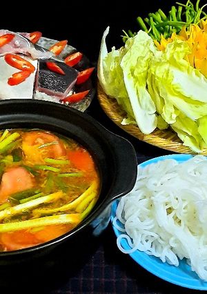Hình của món Lẩu đầu cá bớp chua cay.