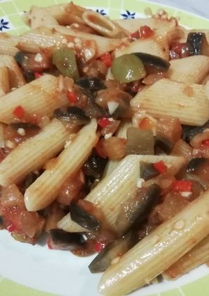 Una foto de Penne rigatti con salsa BC de berenjenas (estilo caponata) 🍆🍅