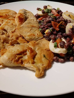 Una foto de Pechuga a la mostaza con ensalada de poroto