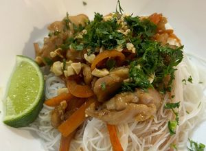 Una foto de Bowl estilo Bún gà vietnamita