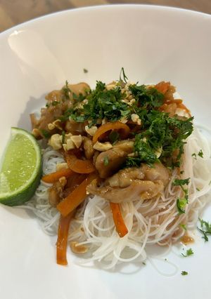 Una foto de Bowl estilo Bún gà vietnamita