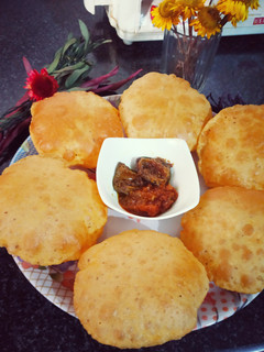 बेसन की पूरी (Besan ki puri recipe in Hindi) रेसिपी मुख्य फोटो