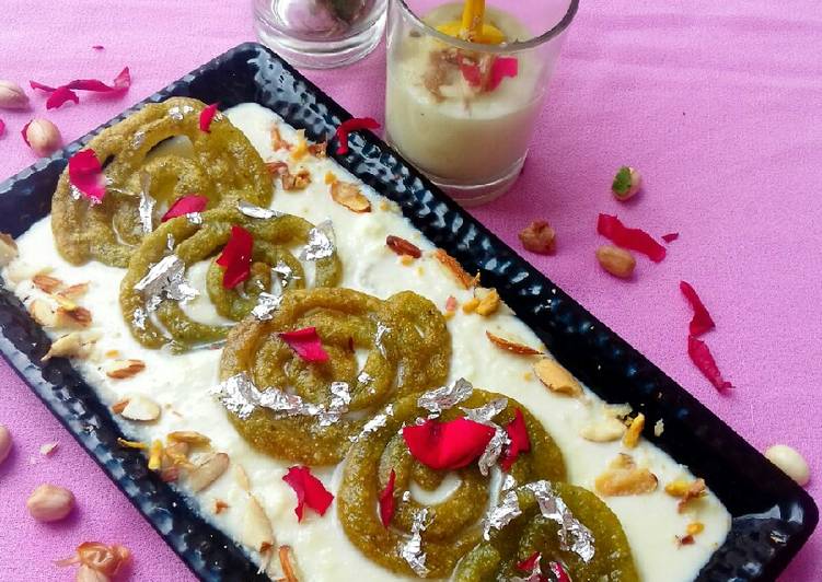 Simple Way to Prepare Award-winning Spinach jalebi with nutty cheese rabdi