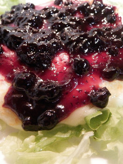 Una foto de Queso provolone a la plancha con frutos rojos