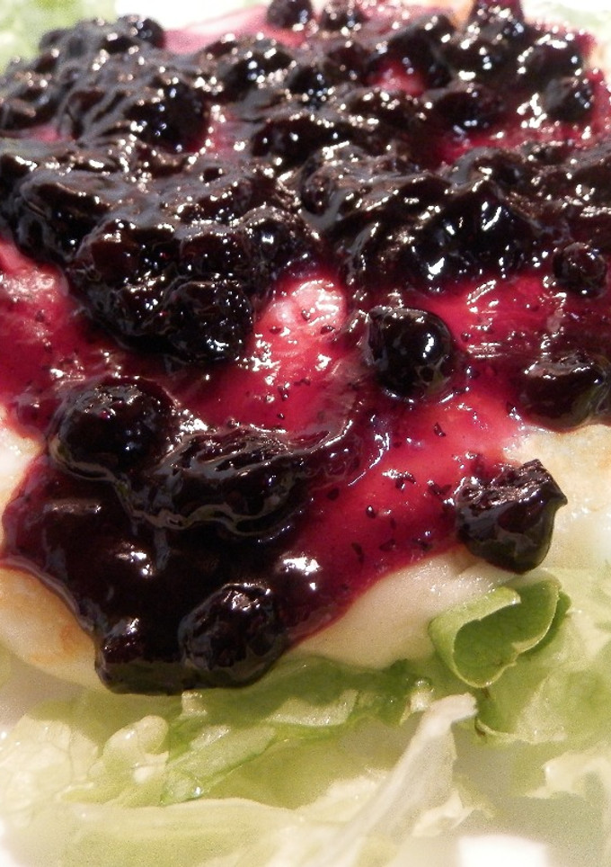 Una foto de Queso provolone a la plancha con frutos rojos