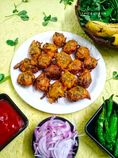 મેથી કેળા ના ભજીયા (Methi Kela Bhajiya Recipe In Gujarati) રેસીપી મુખ્ય ફોટો