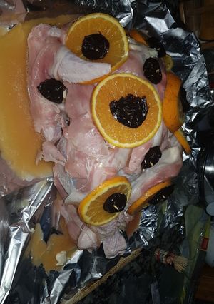 Una foto de Pavita Sadia con panceta ahumada, ciruelas y jugo de naranja