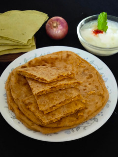 પાપડ સ્ટફ્ડ પરાઠા (Papad stuffed paratha Recipe in Gujarati.) રેસીપી મુખ્ય ફોટો