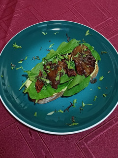Una foto de Tostón vegano de pleurotus y tomates secos 🍄🍅 crema de cajú y girasol con vegetales :)